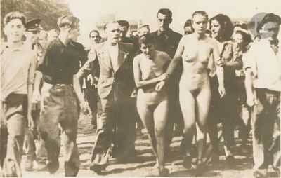 un groupe d'hommes et de femmes nus, debout devant un groupe d'hommes