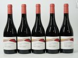 six bouteilles de vin sont alignées sur une surface blanche