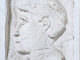 relief en plâtre représentant la tête d'un homme, dans un cadre carré