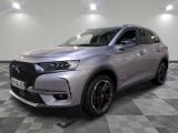 Le nouveau SUV DSX est exposé dans un showroom.