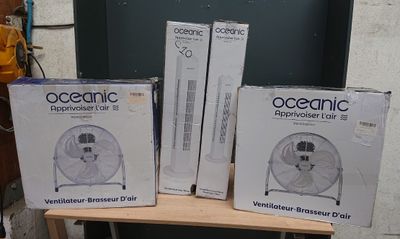 trois boîtes posées sur une table, sur laquelle est posé un ventilateur