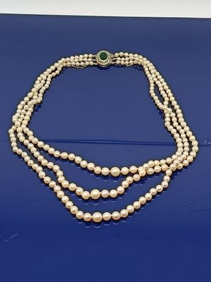 collier de perles à trois rangs avec fermoir en émeraude