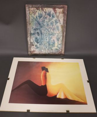 une image représentant une femme assise sur une table, à côté d'une autre image représentant une femme