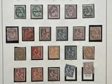 une photo représentant une collection de timbres accrochée au mur