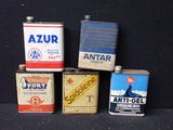 Plusieurs boîtes contenant différents types d'huile sont posées sur une surface noire.
