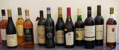 de nombreuses bouteilles de vin alignées sur le comptoir