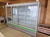 une photo d'une vitrine commerciale dans un magasin
