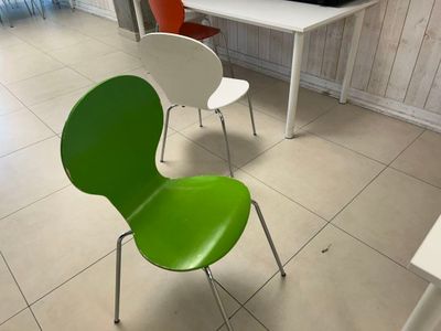 deux chaises vertes et blanches et une table blanche