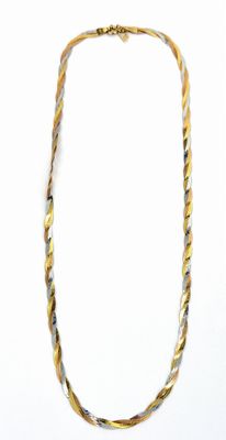 Collier en or et argent avec un motif de corde torsadée sur fond blanc