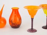trois vases de couleurs différentes placés les uns à côté des autres