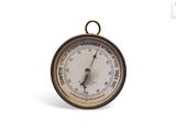 un baromètre à l'ancienne sur fond blanc