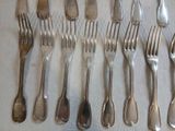 beaucoup de fourchettes et de cuillères sur la table