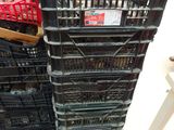 une pile de caisses posées les unes à côté des autres sur le sol