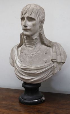buste en marbre représentant un homme aux cheveux longs, vêtu d'une chemise à col