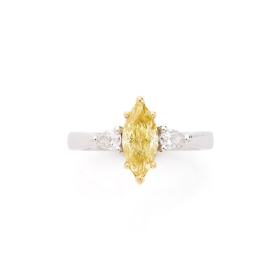 BAGUE retenant un diamant jaune navette de 1.01 carat épaulé…