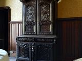 un grand meuble en bois au milieu d'une pièce
