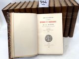 plusieurs livres sont empilés sur une table