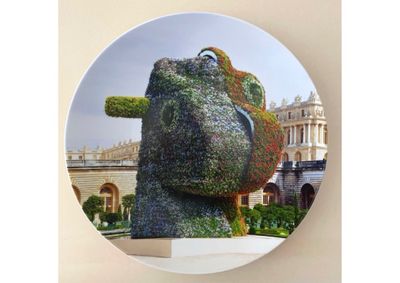 une photo d'une sculpture représentant un ours, réalisée avec des fleurs