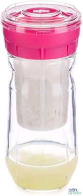 une image représentant un bocal en verre avec un couvercle rose sur fond blanc