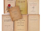 plusieurs vieux livres sont empilés sur une surface blanche