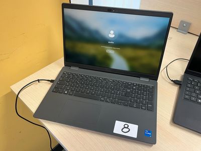 deux ordinateurs portables posés sur une table
