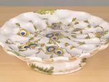 une assiette blanche ornée d'un motif floral bleu et jaune