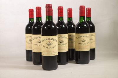 six bouteilles de vin sont alignées sur une surface blanche