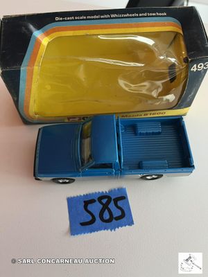 un camion jouet posé sur une table