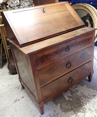 une petite commode en bois dans une pièce