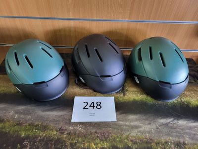 trois casques posés par terre les uns à côté des autres
