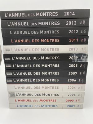 plusieurs livres empilés sur une table