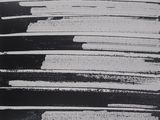 une photo en noir et blanc d'un livre sur lequel figure l'image d'un piano
