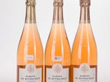 trois bouteilles de vin posées l'une à côté de l'autre sur une table