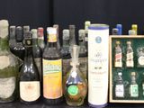 plusieurs bouteilles de vin posées les unes à côté des autres sur une table