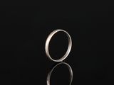 gros plan d'une bague en argent sur une surface noire