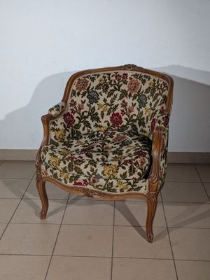 a chair that is sitting in the corner of a room