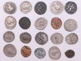 l'image d'un paquet de pièces de monnaie posé sur une surface blanche