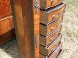 une grande commode en bois posée dans l'herbe