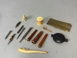 un grand nombre d'outils posés sur la table