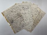 une pile de vieilles lettres posée sur une table blanche