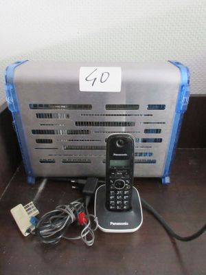 une photo d'un téléphone portable et d'un chargeur posés sur une table