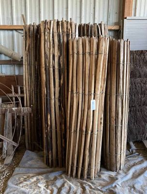 un tas de tiges de bambou posées par terre