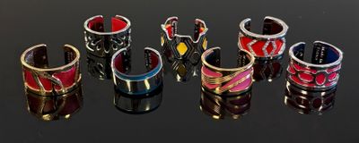 de nombreuses bagues différentes posées sur une table