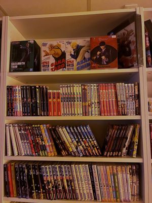 une étagère remplie de DVD et de films dans une pièce