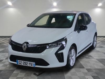 une voiture blanche est garée dans une pièce au sol à carreaux