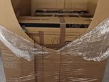 une boîte en carton posée sur une palette