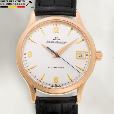 une image montrant un gros plan d'une montre-bracelet au cadran blanc