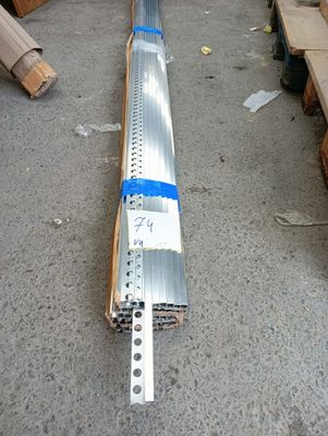 un long rail métallique posé à même le sol