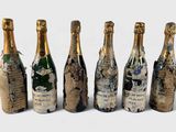 six bouteilles de champagne sont alignées