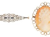une image représentant une broche et un bracelet, avec le profil d'une femme